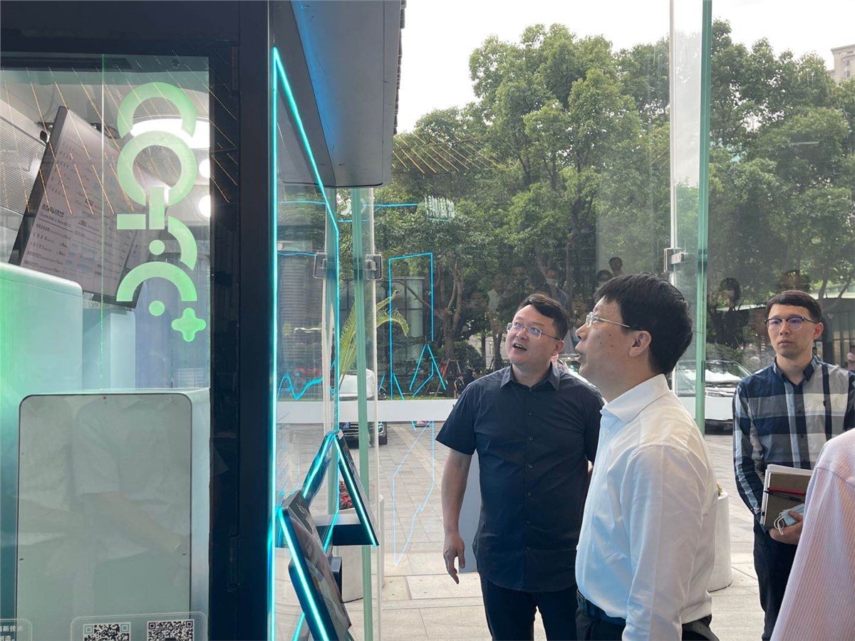 上海市委书记于邵良，亲切视察COFE+机器人咖啡亭