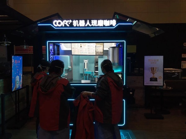 送餐送药泡咖啡,还能边走边消毒,多款机器人走进上海方舱医院 送餐送药泡咖啡,还能边走边消毒,多款机器人走进上海方舱医院