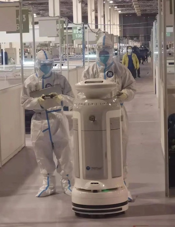 送餐送药泡咖啡,还能边走边消毒,多款机器人走进上海方舱医院 送餐送药泡咖啡,还能边走边消毒,多款机器人走进上海方舱医院