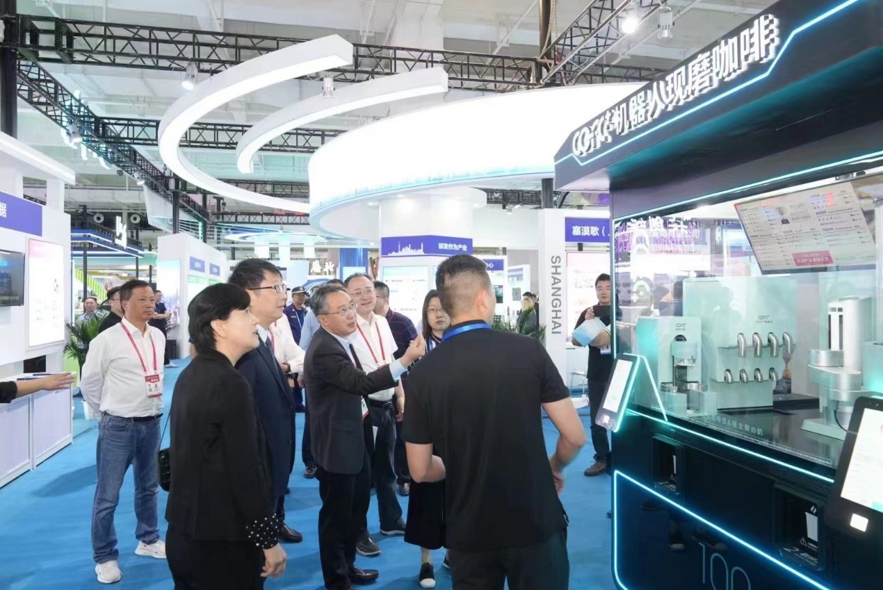 上海市政府副秘书长章雄视察第5代COFE+全智能·机器人现磨咖啡馆